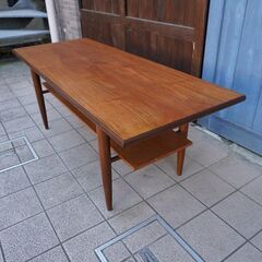 デンマークから入荷したチーク材を使用したリビングテーブルです。北欧家具らしいシンプルなデザインのヴィンテージコーヒーテーブル。スッキリとしたデザインがインテリアを優しい雰囲気に♪BK340