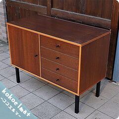 デンマーク「denka」社のチーク材を使用したリビングボードです。北欧らしいシンプルなデザインが特徴的なおしゃれなヴィンテージ北欧家具です。省スペースのコンパクトサイズで収納力もあるサイドボード♪BK341