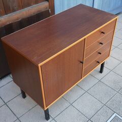 デンマーク「denka」社のチーク材を使用したリビングボードです。北欧らしいシンプルなデザインが特徴的なおしゃれなヴィンテージ北欧家具です。省スペースのコンパクトサイズで収納力もあるサイドボード♪BK341