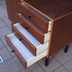 デンマーク「denka」社のチーク材を使用したリビングボードです。北欧らしいシンプルなデザインが特徴的なおしゃれなヴィンテージ北欧家具です。省スペースのコンパクトサイズで収納力もあるサイドボード♪BK341