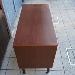 デンマーク「denka」社のチーク材を使用したリビングボードです。北欧らしいシンプルなデザインが特徴的なおしゃれなヴィンテージ北欧家具です。省スペースのコンパクトサイズで収納力もあるサイドボード♪BK341