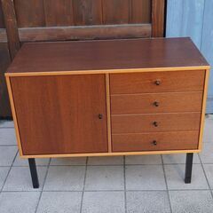 デンマーク「denka」社のチーク材を使用したリビングボードです。北欧らしいシンプルなデザインが特徴的なおしゃれなヴィンテージ北欧家具です。省スペースのコンパクトサイズで収納力もあるサイドボード♪BK341