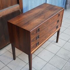 デンマークより入荷したのArne Vodder(アルネボッター)デザインの希少なローズウッド材を使用した3段チェストです。シンプルでスッキリとした北欧家具らしい洋タンス。ビンテージチェストは店舗にも♪BK342