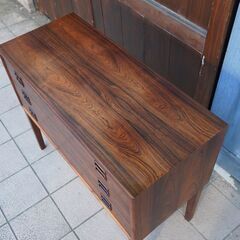 デンマークより入荷したのArne Vodder(アルネボッター)デザインの希少なローズウッド材を使用した3段チェストです。シンプルでスッキリとした北欧家具らしい洋タンス。ビンテージチェストは店舗にも♪BK342
