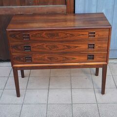 デンマークより入荷したのArne Vodder(アルネボッター)デザインの希少なローズウッド材を使用した3段チェストです。シンプルでスッキリとした北欧家具らしい洋タンス。ビンテージチェストは店舗にも♪BK342