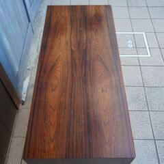 デンマークより入荷したのArne Vodder(アルネボッター)デザインの希少なローズウッド材を使用した3段チェストです。シンプルでスッキリとした北欧家具らしい洋タンス。ビンテージチェストは店舗にも♪BK342