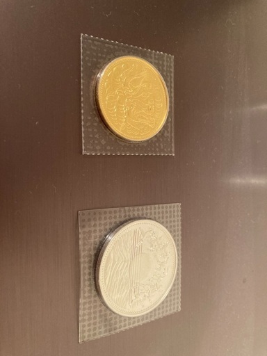 天皇陛下御在位60年記念の10万円金貨と1万円銀貨のセット