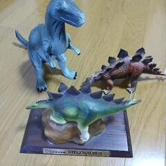 恐竜 ３ 体の画像