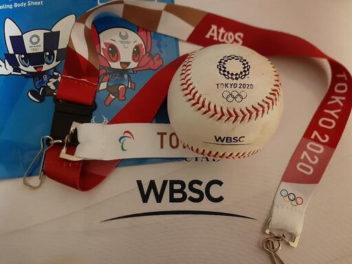 東京オリンピックの公式試合で使った野球のボールと新品の制服上下 