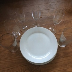 白い大きめのお皿4枚とワイングラス三種六つ