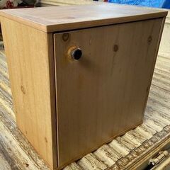 取引中　扉付きの木製の箱　