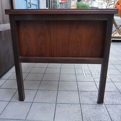 デンマークより入荷した、希少なローズウッド材を使用した両袖デスクです。美しい木目とシンプルなデザインの北欧らしいヴィンテージの机。重厚感のある鍵付きのデスクは書斎にもおすすめ！BK345