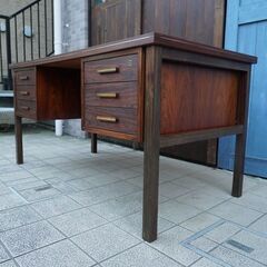デンマークより入荷した、希少なローズウッド材を使用した両袖デスクです。美しい木目とシンプルなデザインの北欧らしいヴィンテージの机。重厚感のある鍵付きのデスクは書斎にもおすすめ！BK345