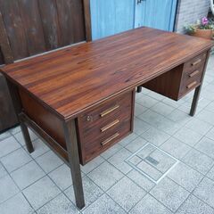 デンマークより入荷した、希少なローズウッド材を使用した両袖デスクです。美しい木目とシンプルなデザインの北欧らしいヴィンテージの机。重厚感のある鍵付きのデスクは書斎にもおすすめ！BK345