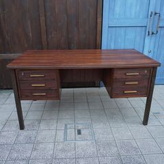 デンマークより入荷した、希少なローズウッド材を使用した両袖デスクです。美しい木目とシンプルなデザインの北欧らしいヴィンテージの机。重厚感のある鍵付きのデスクは書斎にもおすすめ！BK345