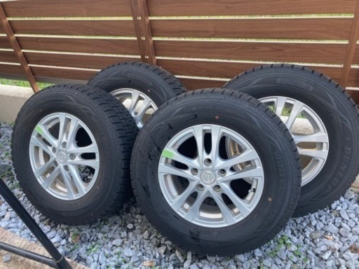 スタッドレスタイヤ 215/70R15 ジムニーに履かせていました。