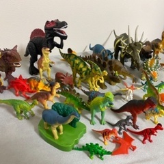 恐竜の群れ、合わせてなんと44体もあります