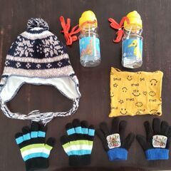 150円で。幼児用手袋、帽子、腹巻き、水筒