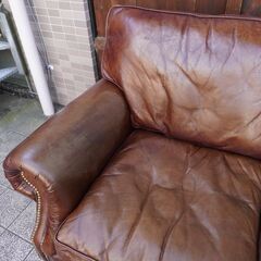 イギリスのインテリアブランドHALO(ハロ)の牛本革使用BALMORAL(バルモラル)二人掛けソファ。ヴィンテージテイストのレザーソファは落ち着いた色合いでどんなインテリアにも良く馴染みます♪BK369
