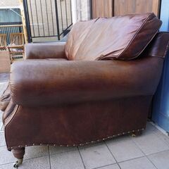 イギリスのインテリアブランドHALO(ハロ)の牛本革使用BALMORAL(バルモラル)二人掛けソファ。ヴィンテージテイストのレザーソファは落ち着いた色合いでどんなインテリアにも良く馴染みます♪BK369