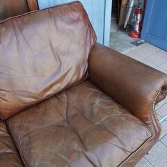 イギリスのインテリアブランドHALO(ハロ)の牛本革使用BALMORAL(バルモラル)二人掛けソファ。ヴィンテージテイストのレザーソファは落ち着いた色合いでどんなインテリアにも良く馴染みます♪BK369