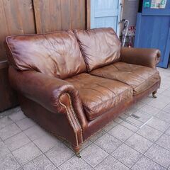 イギリスのインテリアブランドHALO(ハロ)の牛本革使用BALMORAL(バルモラル)二人掛けソファ。ヴィンテージテイストのレザーソファは落ち着いた色合いでどんなインテリアにも良く馴染みます♪BK369