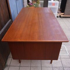 デンマーク製のチーク材を使用した両袖デスクです。北欧らしいシンプルなデザインが特徴的なおしゃれなビンテージ北欧家具。重厚感のある鍵付きのデスクは書斎にもおすすめ！BK372