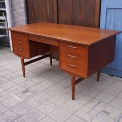 デンマーク製のチーク材を使用した両袖デスクです。北欧らしいシンプルなデザインが特徴的なおしゃれなビンテージ北欧家具。重厚感のある鍵付きのデスクは書斎にもおすすめ！BK372
