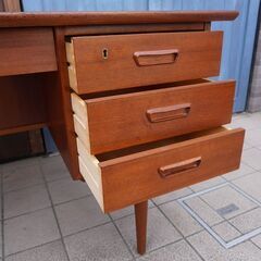 デンマーク製のチーク材を使用した両袖デスクです。北欧らしいシンプルなデザインが特徴的なおしゃれなビンテージ北欧家具。重厚感のある鍵付きのデスクは書斎にもおすすめ！BK372