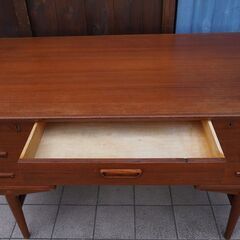 デンマーク製のチーク材を使用した両袖デスクです。北欧らしいシンプルなデザインが特徴的なおしゃれなビンテージ北欧家具。重厚感のある鍵付きのデスクは書斎にもおすすめ！BK372