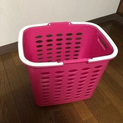 ピンクの洗濯カゴ