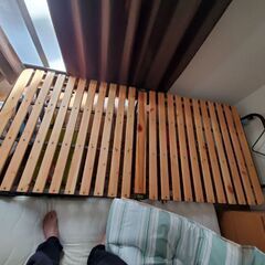 木製フレームとベッド