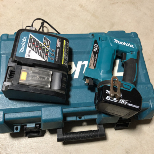 マキタ ST312D 充電式タッカー 18V ジャンク マキタ ST312D 充電式タッカー 18V ジャンク