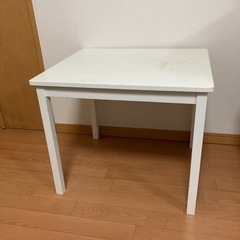 IKEA白のシンプルなテーブル