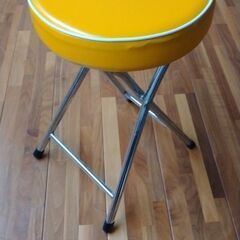 黄色いパイプ椅子