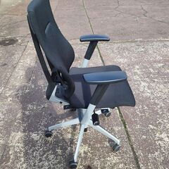 イトーキ　スピーナチェア　可動肘置き付き　事務椅子　黒『良品中古』　【リサイクルショップサルフ】 イトーキ スピーナチェア 可動肘置き付き 事務椅子 黒『良品中古