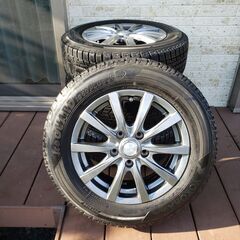 無傷のホイル付スタッドレスタイヤ4本セット。パンク修理もありません。山は80％～90％あります。