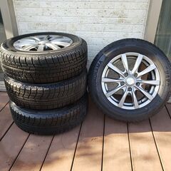 無傷のホイル付スタッドレスタイヤ4本セット。パンク修理もありません。山は80％～90％あります。