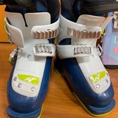 HEADジュニアスキー板とNordicaスキーブーツ