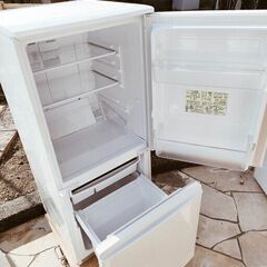 ✨⛄✨リニューアル大セール❕✨⛄✨超お勧め美品❕❕✨2015年式⛄シャープ✨SJ-D14A-W⛄137L🎅2ドア冷凍冷蔵庫🎄右開き、左開きどっちもつけかえドア!! 耐熱トップテーブル🧸1125-01 ✨⛄✨