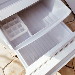 ✨⛄✨リニューアル大セール❕✨⛄✨超お勧め美品❕❕✨2015年式⛄シャープ✨SJ-D14A-W⛄137L🎅2ドア冷凍冷蔵庫🎄右開き、左開きどっちもつけかえドア!! 耐熱トップテーブル🧸1125-01 ✨⛄✨