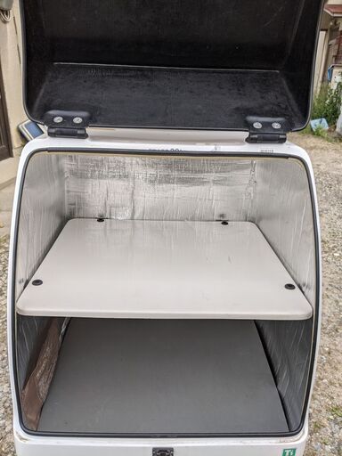荷台ケースです。キャノピー以外にも金具を工夫すれば取り付け可能。