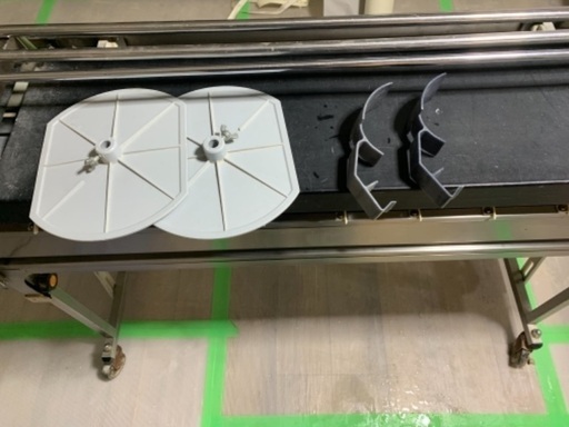 クロスの糊付け機になります。