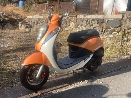 オレンジ色の丸っこい系100ccスクーター可愛い