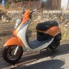 オレンジ色の丸っこい系100ccスクーター可愛い