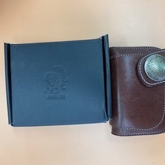 RED MOONの二つ折り革財布