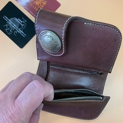 RED MOONの二つ折り革財布