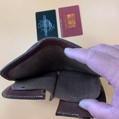 RED MOONの二つ折り革財布