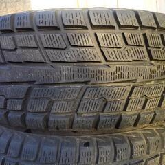 スタッドレスタイヤ 215/70R15  ジムニーに履かせていました。