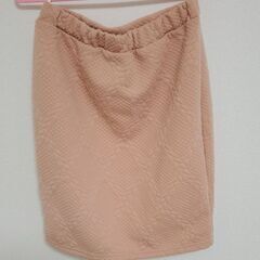 ピンクの膝丈スカート